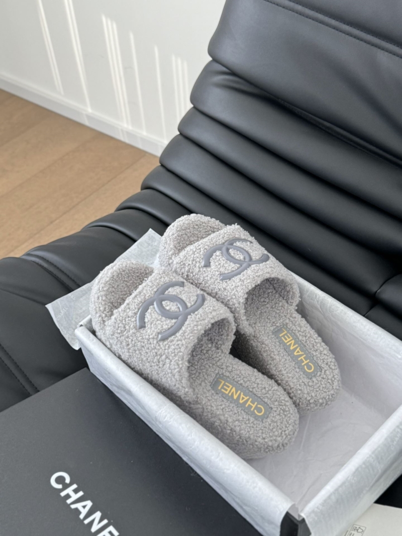 Ch**el slippers